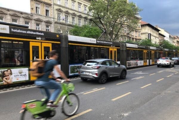 輕軌以及隨處可租城市腳踏車