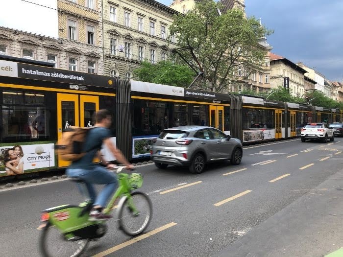 輕軌以及隨處可租城市腳踏車