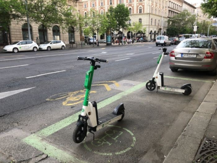 電動滑板車停在指定的停車格內