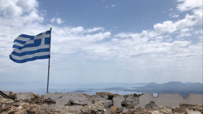 科孚島廢棄教堂可看到的希臘國旗以及海景