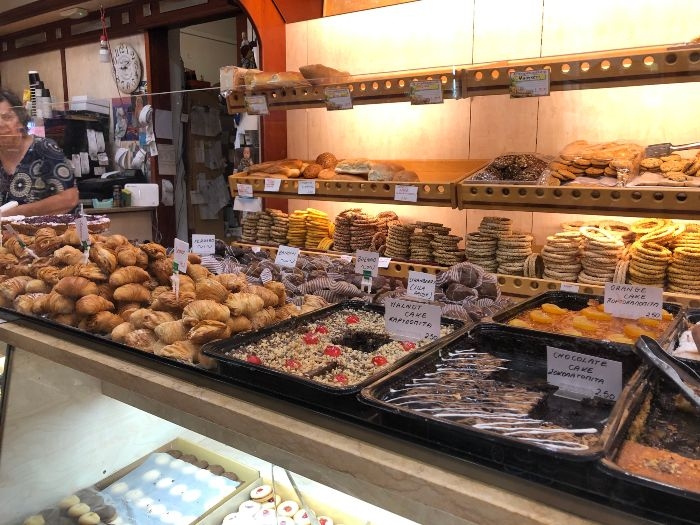 科孚島Kassiopi鎮上很多選擇的麵包店