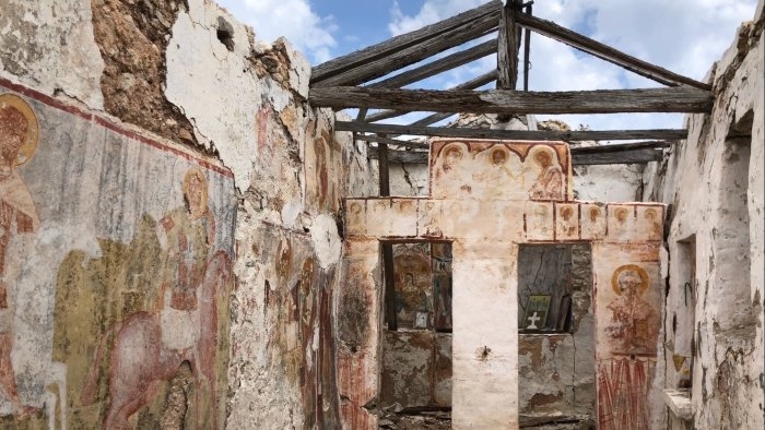 科孚島爬山時會經過的廢棄教堂