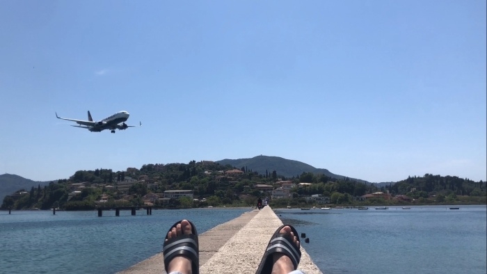 看飛機的景點可以很近的看到飛機飛往科孚島機場