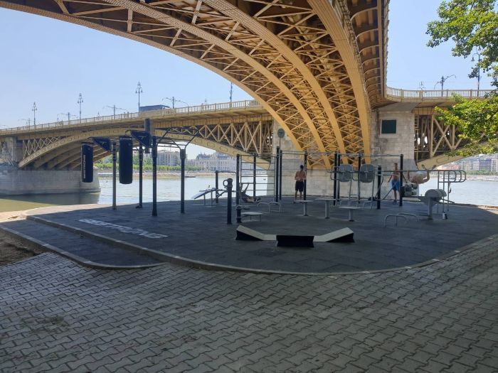 布達佩斯瑪格橋下的街頭健身公園有單槓、拳擊包以及運動設施