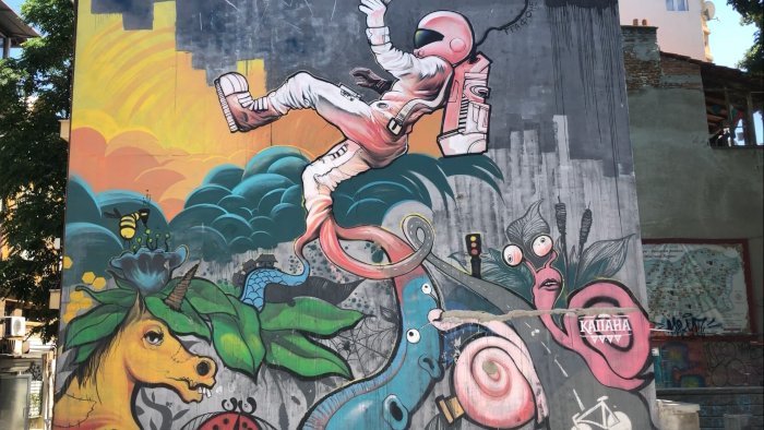 Plovdiv的塗鴉很有創意，這個是一個太空人往下墜落到一個想像空間