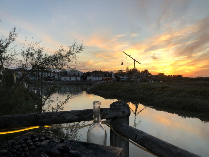 莫爾納克河岸旁餐廳的日落風景