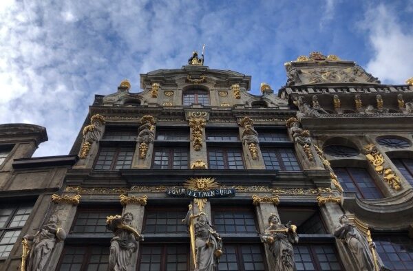布魯塞爾城市建築物有300年以上的歷史