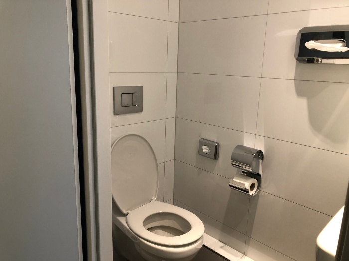Meininger Franz房間裡的廁所是乾濕分離，跟淋浴間是分開獨立各一間