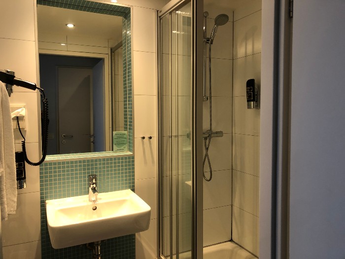 維也納Meininger房間裡的淋浴乾濕分離，也有提供沐浴乳洗髮乳以及吹風機