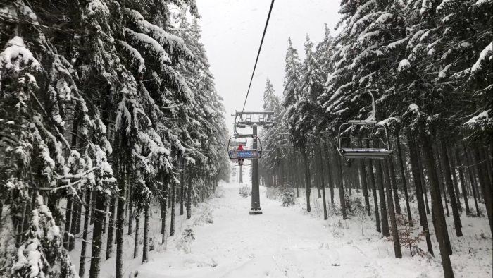 利貝雷茨雪場的纜車帶你到山上的雪道