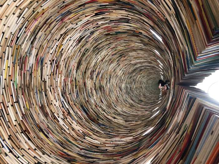 布拉格的公共圖書館內的書本堆疊藝術看進去很有不同宇宙的感受