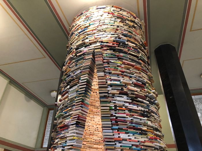 布拉格的公共圖書館內的千萬本書堆疊的裝置藝術