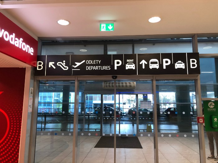 布拉格機場內的各種交通工具位置指示牌