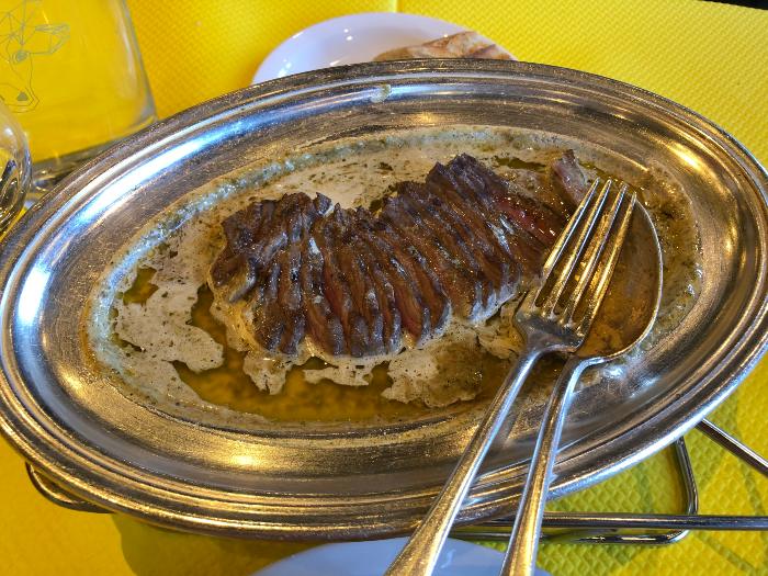 波爾多餐廳Entrecote主菜另一半的牛排會繼續放在煎盤上，客人自行呈盤