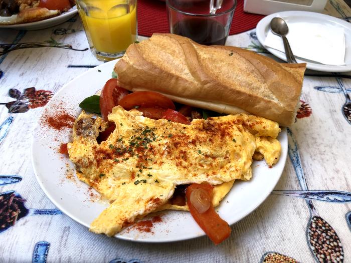 布達佩斯的早午餐店餐點有麵包、烘蛋配上紅椒粉