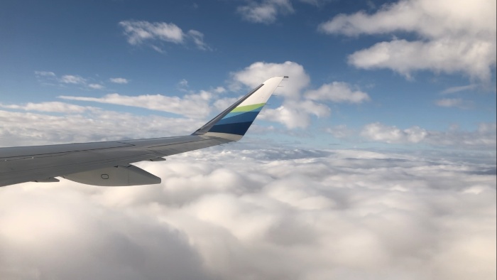 從飛機內向外拍攝的天空風景