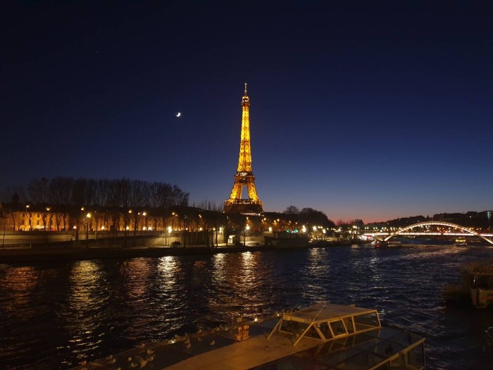 巴黎塞納河畔的鐵塔夜景