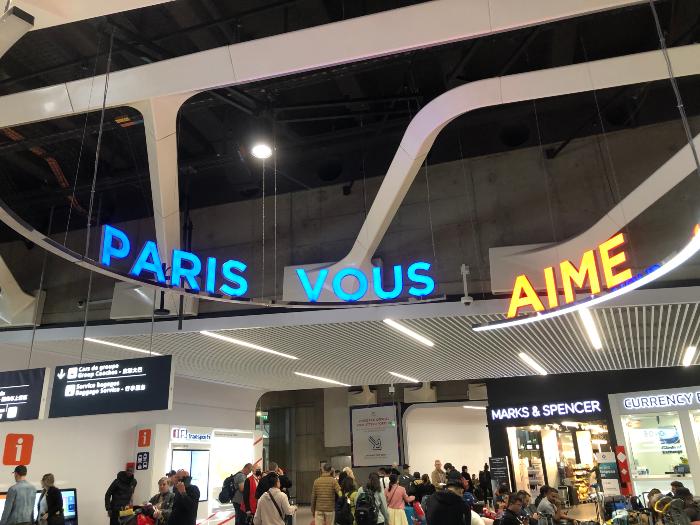 抵達巴黎時下飛機會看到的Paris vous aime告示牌