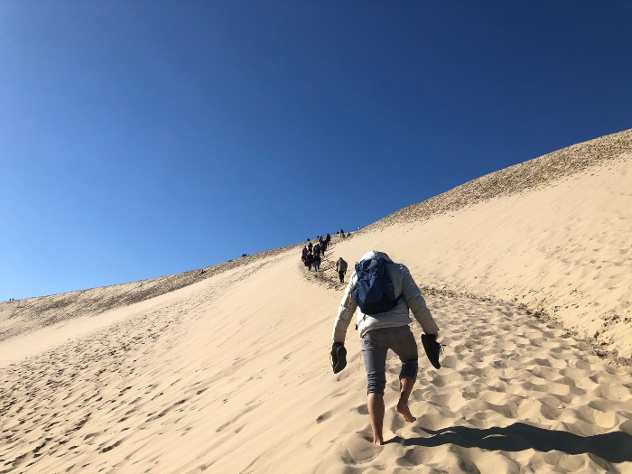 法國靠近波爾多的Arcachon有一個很大的沙丘很難爬上去