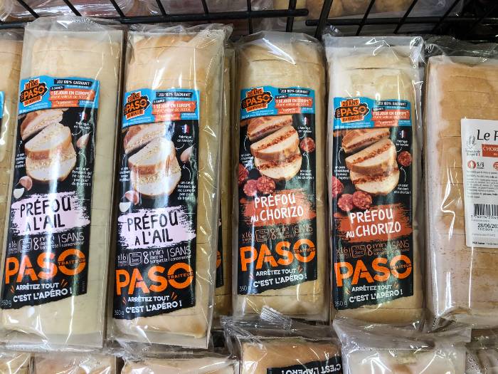 法國著名美食之一為圖片裡超市也買得到的大蒜麵包