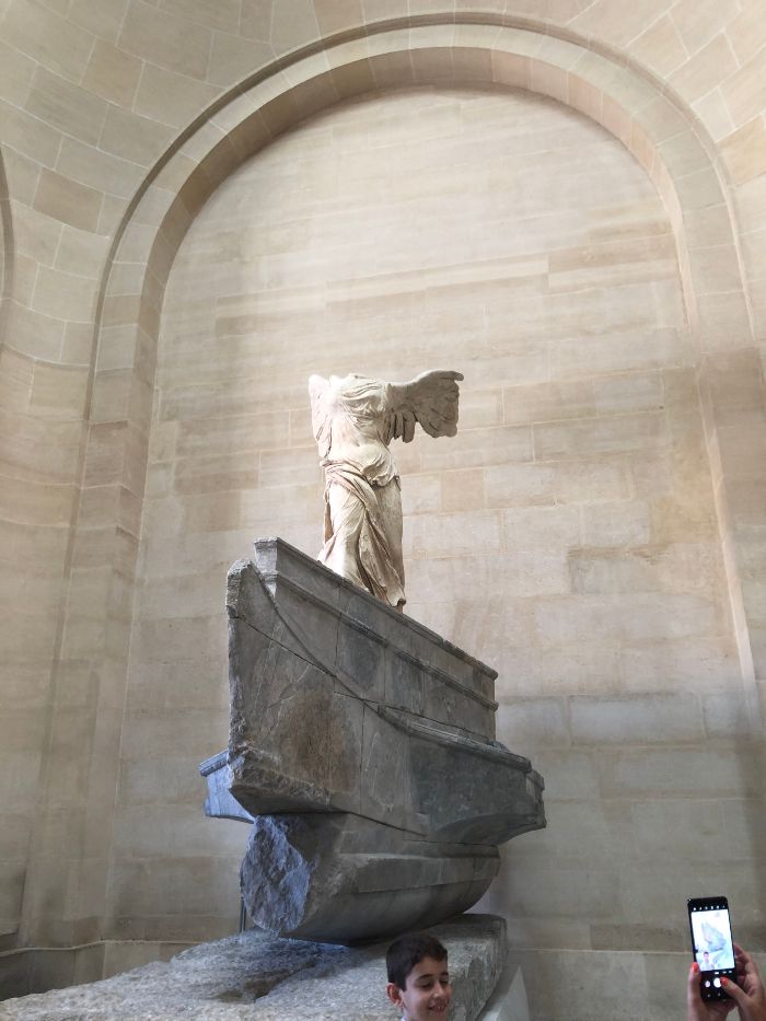 羅浮宮館內的勝利女神也是重要的藝術品之一