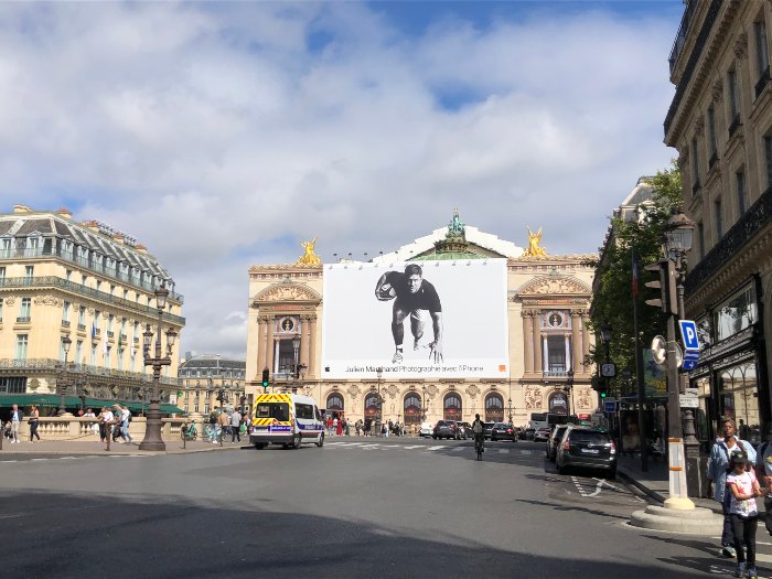 位於法國巴黎的歌劇院廣場前總是會有蘋果公司巨大的廣告招牌