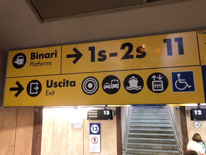 義大利熱那亞火車站的出口標誌