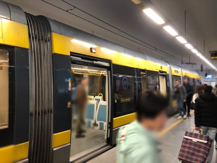波多地鐵紫色E線外觀為黃色的列車