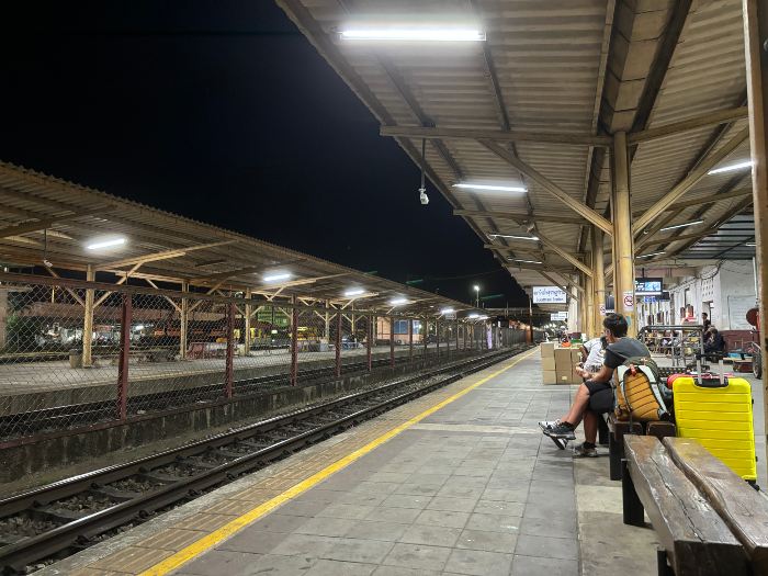 泰國素叻他尼的火車站等火車位置