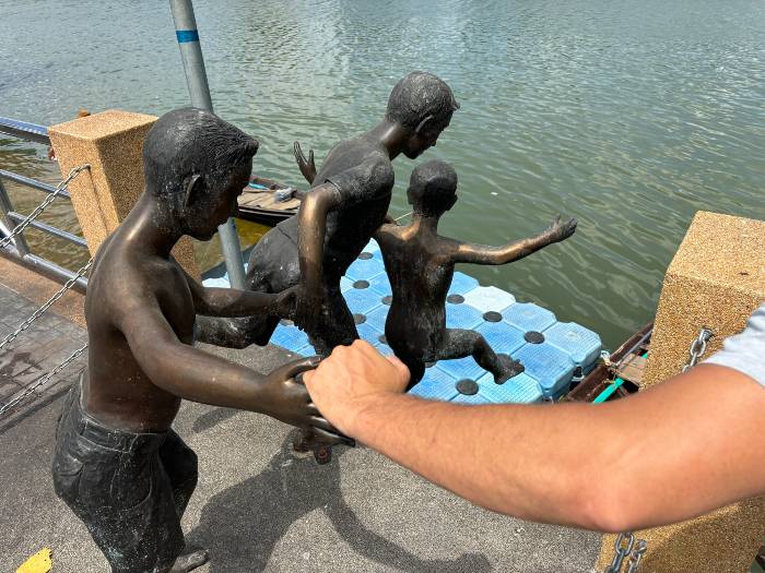 泰國素叻他尼市區湖邊的跳湖小孩雕像
