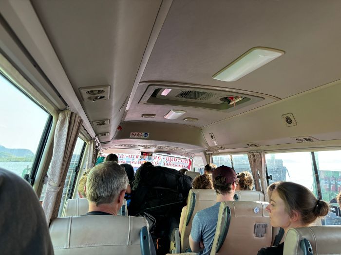 蘭塔島前往素叻他尼的巴士