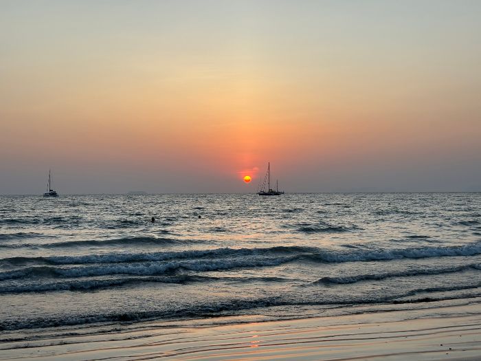 蘭塔島景點孔道海灘的夕陽